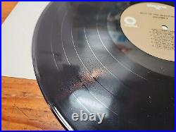 Band Signed by 5 Autographed Best of The Beach Boys Album Capitol D1 2706 JRR