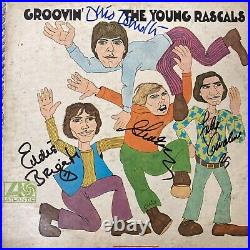 THE YOUNG RASCALS Signed by All 4 Vinyl Album Groovin Autograph JSA/COA