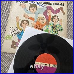 THE YOUNG RASCALS Signed by All 4 Vinyl Album Groovin Autograph JSA/COA